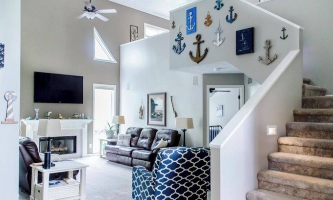 Syracuse House | Lake Wawasee Channel front Home away from Home!