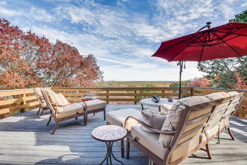 Morgan House | Lake Whitney Cabin with Hot Tub and Fire Pit!