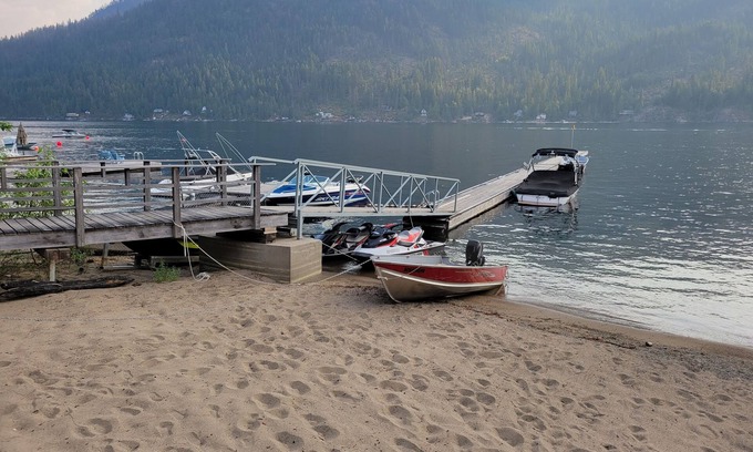 Christina Lake House | Lakefront & 40 mins from Red Mountain; cross country & fishing at your doorstep!