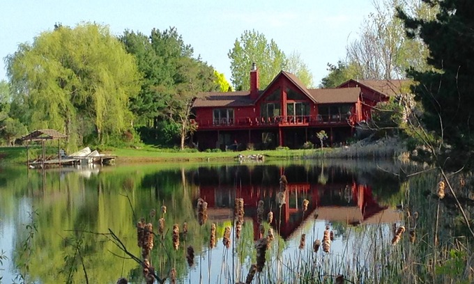 Clio House | Lakefront 5BR,3bath, private lake,nature lovers dream, Big home near Frankenmuth