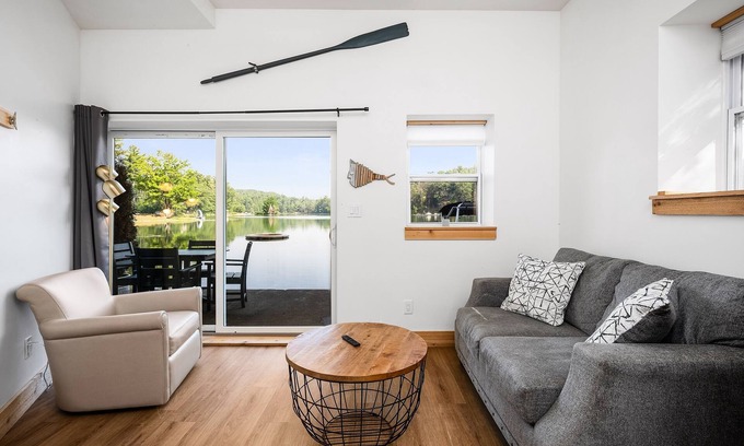 Mayfield Cottage | Lakefront | Arbutus | Hot Tub | Bonfire | Fall!