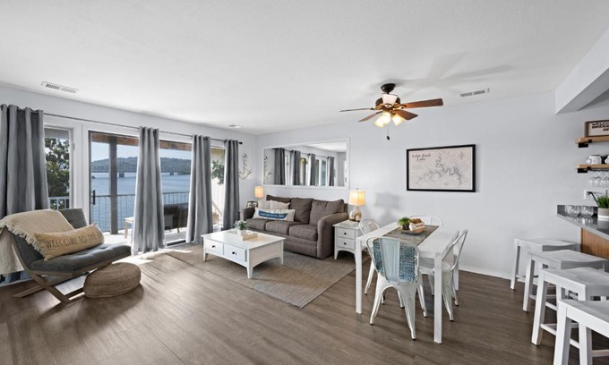 Kimberling City Apartment | Lakefront, Balcony Condo Near Silver Dollar City