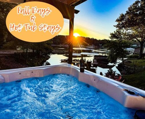 Camdenton House | Lakefront Cabin-4bd3badockhottubfirepitkayaks