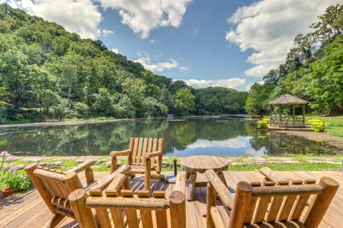 Eureka Springs House | Lakefront Cabin Less Than 3 Mi to Dtwn Eureka Springs!