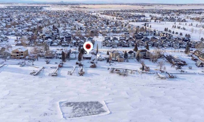 Chestermere Cottage | LAKEFRONT CABIN WITH COVERED DECK, HOT TUB & MORE