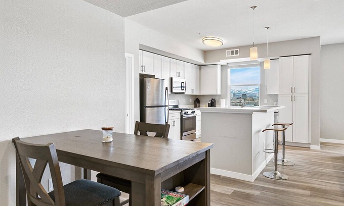 Sparks Condo | Lakefront Condo w/Jacuzzi, Rooftop near Mall, Casino, Theater w/City Views