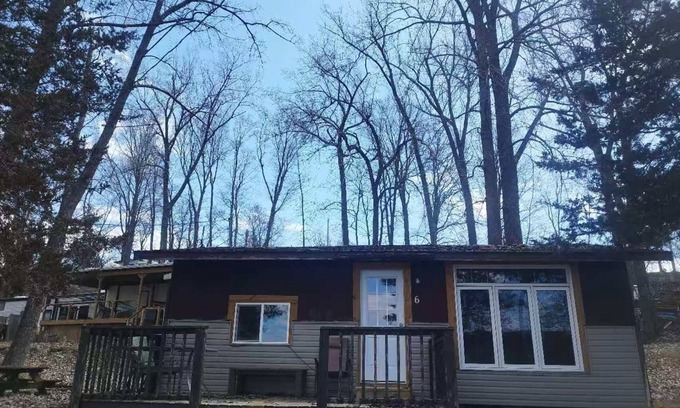 Wellington Cottage | LAKEFRONT COTTAGE #6 -Close to Sandbanks - LAKE CONSECON RESORT