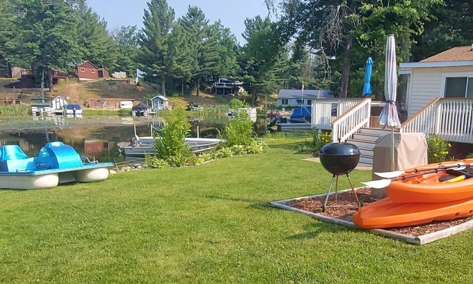 Harrison Cottage | Lakefront Cottage/Sutherland Lake -All Sport Lake-Pet Free