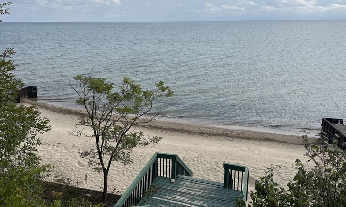 Applegate Cabin | Lakefront cottage with 100ft private sandy beach.