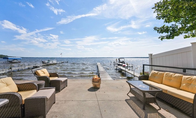 Cadillac House | Lakefront Cottage with Sunset Views