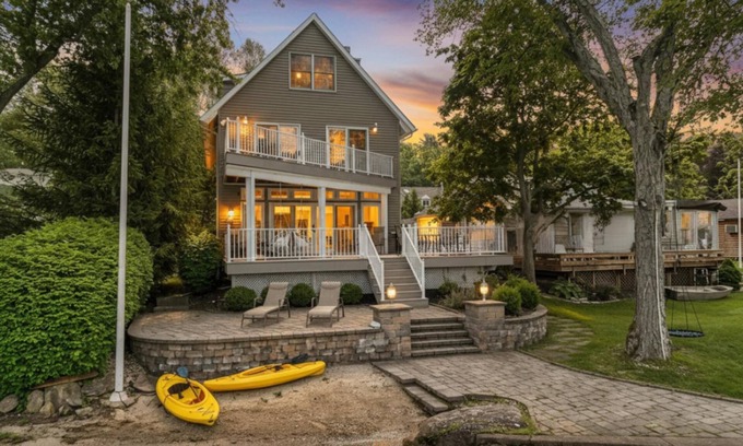 Hewitt House | Lakefront | Docks Kayaks Fire Pit Sleeps 10