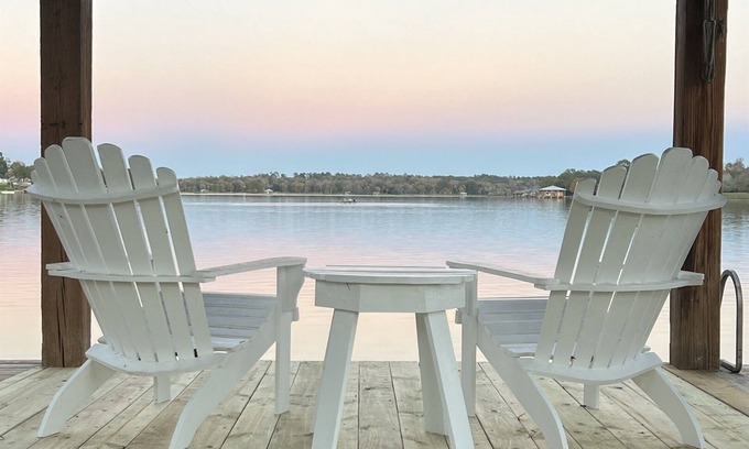 Riverside Cottage | Lakefront | Fire Pit | Dogs Welcome | Dockside Den