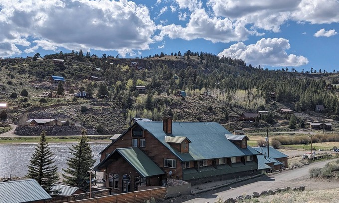 Mammoth Creek Resort | LAKEFRONT FISHING LODGE RETREAT SLEEPS 50! BOAT RENTALS! WORLD CLASS FISHING!