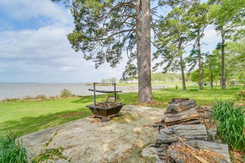 Negreet House | Lakefront Gem with Boat Dock and Fishing Pier in Many