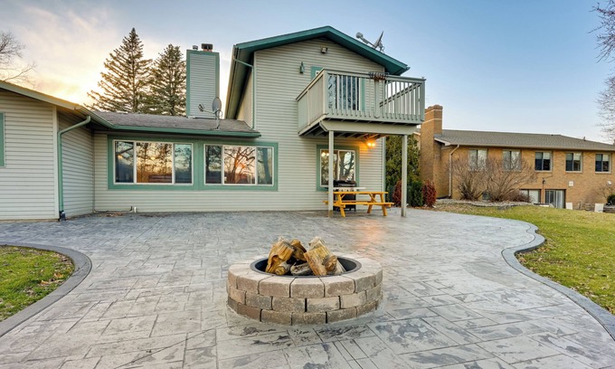 Hartland Cottage | Lakefront Hartland Cottage w/Patio & Fire Pits!