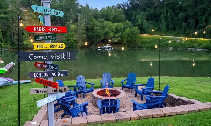 Marion House | Lakefront Home, Hot tub, Fire Pit, Games, & Movie Room!