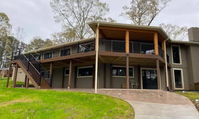 Anderson House | Lakefront Home w/Deep Water and Private dock