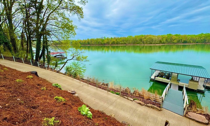 Andersonville House | Lakefront Home with Dock & INDOOR Pool & KING BEDS! Great parking options!