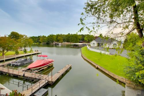 Hot Springs Apartment | Lakefront Hot Springs Condo with Private Boat Slip!