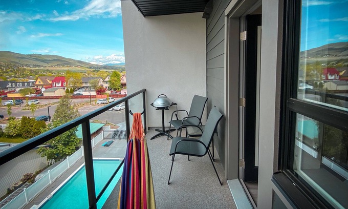 Vernon Resort | Lakefront Luxury Suite w/ patio & pool