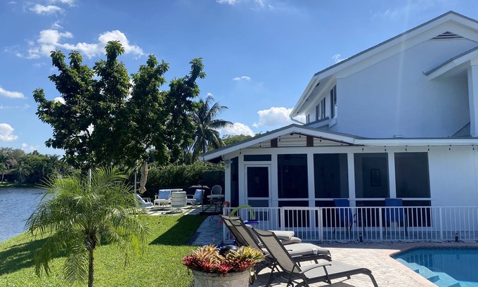 Davie House | LakeFront - Near Hard Rock Casino w private pool