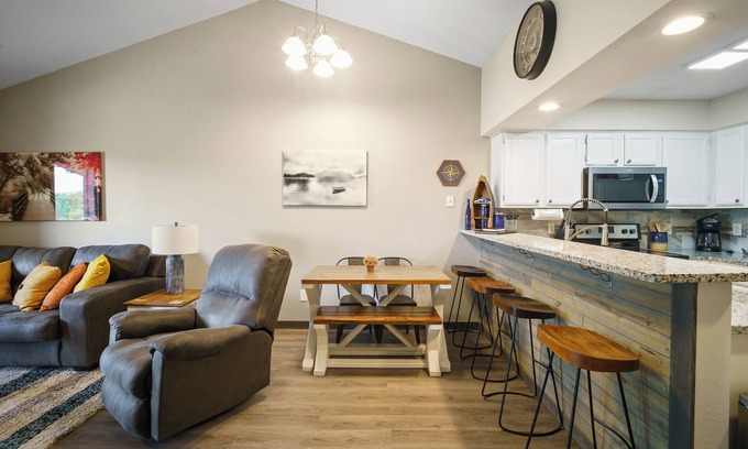 Indian Point Condo | Lakefront, One bdrm, sleeps 6. EXCLUSIVE Ticket Deals and Resort Perks!