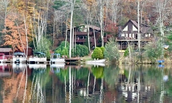Drums Ski Chalet | LAKEFRONT! Pontoon boat, hottub, firepit/place, Billiards, ping pong, fooseball