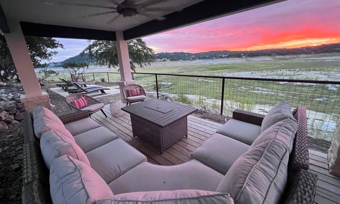 Lakehills House | Lakefront property on Medina Lake