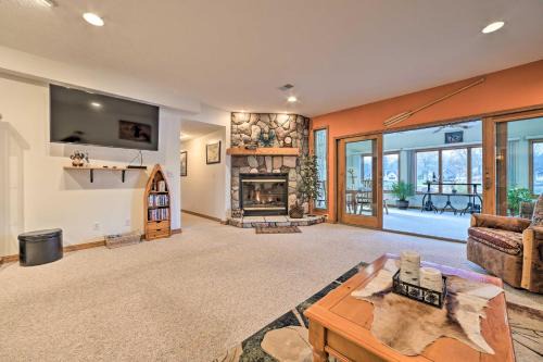 Gladwin House | Lakefront Retreat on 18 Acres with Hot Tub!