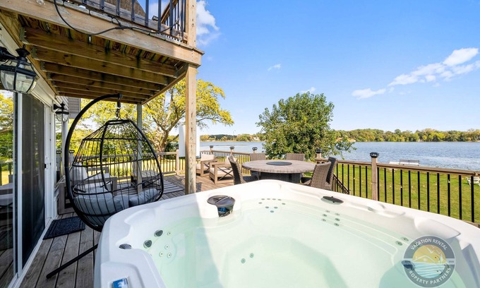 Salem Lakes House | Lakefront Retreat with Hot Tub & Boat Slip