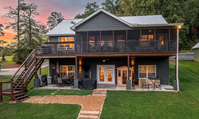 Cedar Bluff House | Lakefront|Sauna|Hot Tub|Fire Pit|Kayaks and more!