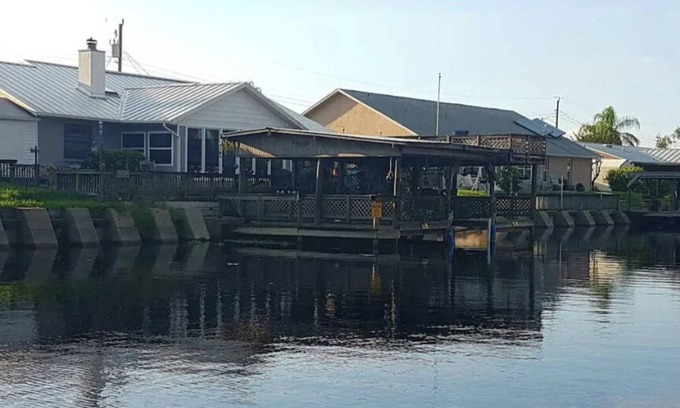 Cocoa House | Lakefront/scenic views/boating/Wildlife/Gators/fishing fun!