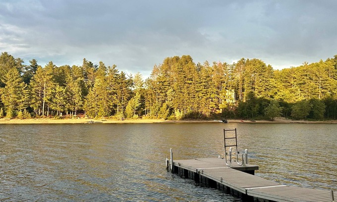 Northville House | LAKEFRONT! Sleeps 15, Pet-friendly, Charming Chic Home