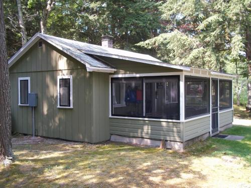 Honor House | Lakefront! Twin Birch Resort - The Green Laker