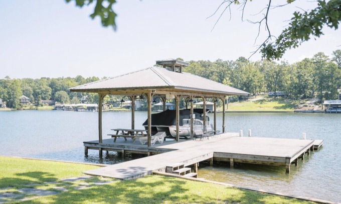 Dadeville House | Lakefront w/Football Tix Available-Holiday Shores