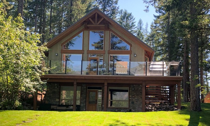 East Kootenay Cabin | Lakefront with Swim Platform | Hot Tub | Pool Table | Dog Friendly