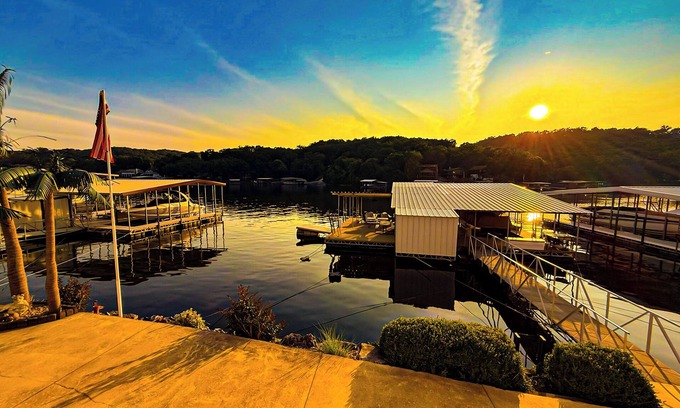 Camdenton House | Lakeftont 4BD/3BA/Grill/Decks/Quiet Cove-12PP