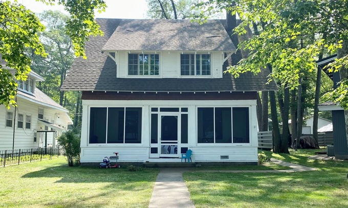 Grayling House | Lakehouse close to wine tasting, breweries, canoeing, color tours, and fun.