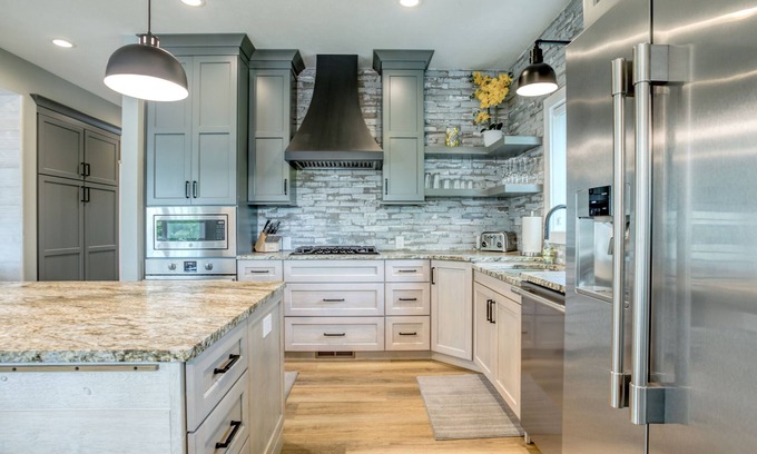 Mayfield House | 🏞️ Lakemore Resort - New Luxury Lakefront Gray House!