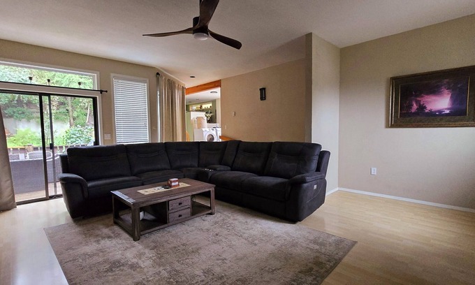 Central Okanagan Bed & Breakfast | Lakeshore Retreat offers aircon & heating, along with Wi-Fi, Netflix, and Prime.