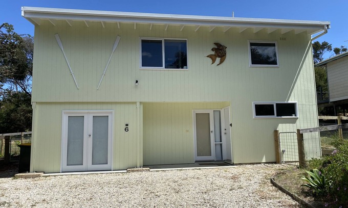 Goon Nure House | Lakeside Beach House - Child & Dog Friendly