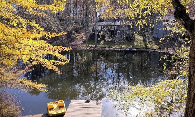 Hot Springs Village House | Lakeside Bliss: golf, lake, pier, pets allowed