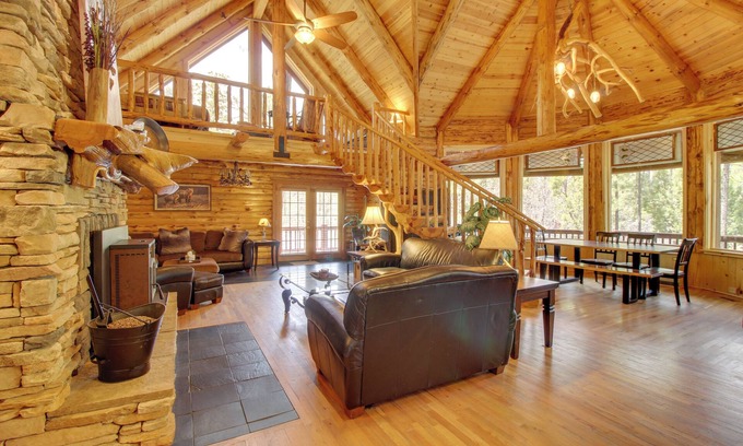 Lakeside Cottage | Lakeside Cabin on 2 Acres w/Fire Pit + Hot Tub!
