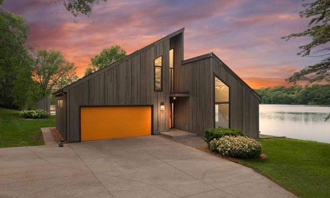 Roseville House | LAKESIDE CITY GETAWAY