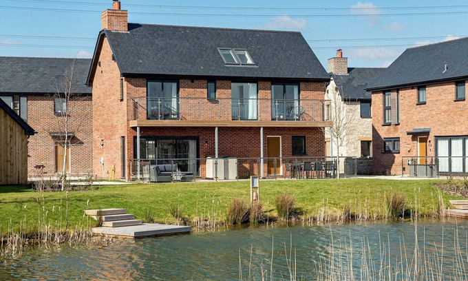 Holworth House | Lakeside, family friendly property (OI23)