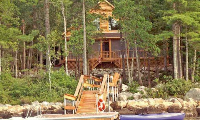 Sullivan Cabin | Lakeside Log Cabin - 4 Bedrooms. Sleeps 10.