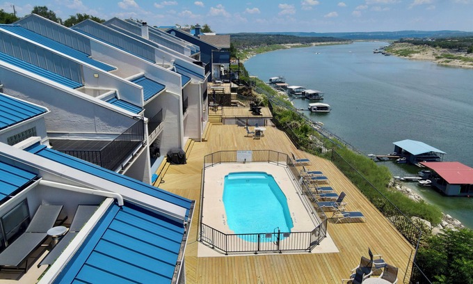 Briarcliff Condo | Lakeside Luxury Condo w/Wake Surf Boat, Pool, Hot Tub, 35min From Austin