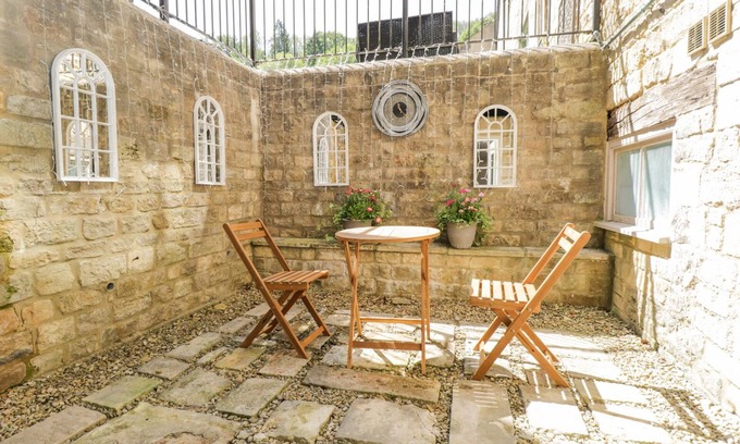 Inchbrook Cottage | LAKESIDE MILL COTTAGE, pet friendly, with a garden in Nailsworth