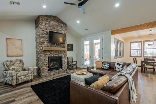 Pinetop Apartment | Lakeside Pines Retreat- Stay warm in Cozy Comfort