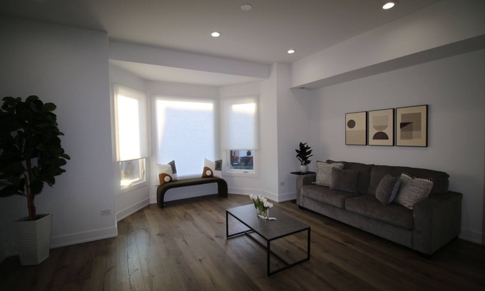 North Kenwood Condo | Lakeside Retreat: Charming Greystone Near Downtown